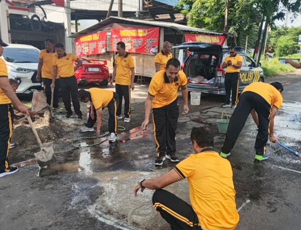 Cegah Laka Lantas, Polsek Balongbendo Lakukan Bhakti Keselamatan Tambal Jalan Berlubang
