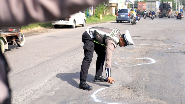 Jelang Nataru, Polres Gresik Tandai Jalan Berlubang Untuk Keselamatan Pengendara