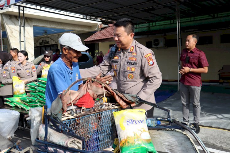 Polisi Peduli Kapolres Mojokerto Kota Silaturahmi Salurkan Bantuan Sosial untuk Ojol dan Tukang Becak