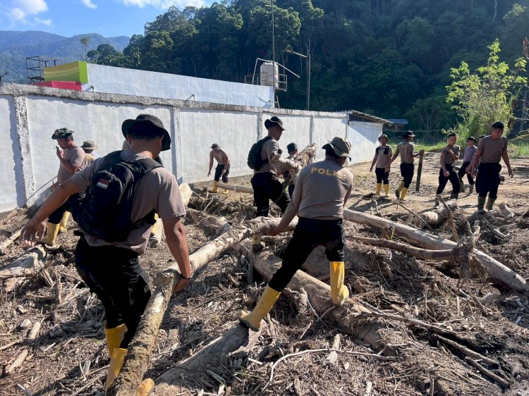 Pulihkan Pasca-Banjir Bandang Tim SAR Resimen II Pasukan Pelopor Bersihkan Sungai di Agam