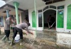 Polisi-Bersihkan-Tempat-Ibadah-dan-Rumah-Warga-Terdampak-Abu-Vulkanik-Semeru
