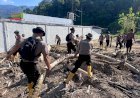 Pulihkan-Pasca-Banjir-Bandang-Tim-SAR-Resimen-II-Pasukan-Pelopor-Bersihkan-Sungai-di-Agam