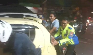 Gercep,-Lihat-Ada-Mobil-Mogok-Petugas-Posyan-UB-Polresta-Malang-Kota-Bantu-Perbaiki