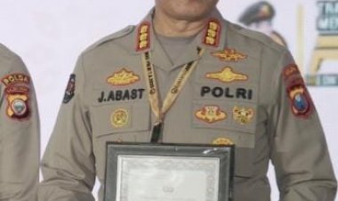 Kembali-Raih-Prestasi,-Bidang-Humas-Polda-Jatim-Terima-3-Penghargaan-dari-Divisi-Humas-Polri