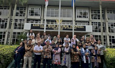 Kolaborasi-Prodi-S2-Perekonomian-Islam-&-Industri-Halal-FEB-UNESA-Dukung-PMI-Singapura:-Sehat,-Percaya-Diri,-dan-Melek-Produk-Halal