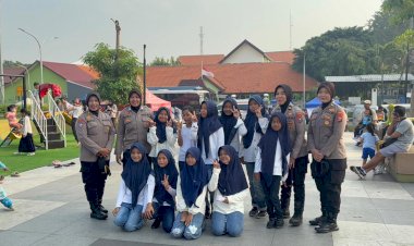 Aksi-Humanis-Polwan-Polresta-Sidoarjo-Amankan-Car-Free-Day