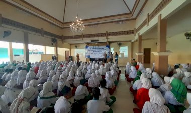 Cegah-Perundungan,-Polsek-Krian-Edukasi-Bijak-Bermedia-Sosial-kepada-Siswa-Baru-SMPN-2-Krian