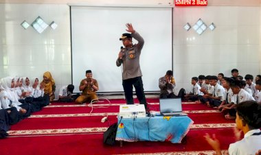 Cegah-Bullying-dan-Love-Scamming,-Kapolsek-Balongbendo-Edukasi-Bijak-Bermedia-Sosial-ke-Pelajar-SMP