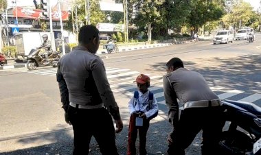 Diantar-Polisi,-Bocah-SD-di-Gresik-yang-Tersesat-Jalan-Pulang-Akhirnya-Bertemu-Orang-Tuanya
