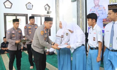 Kapolres-Jombang-Serahkan-Beasiswa-kepada-Putra-Putri-Pegawai-Negeri-Pada-Polri-Berprestasi