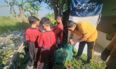 Kompak-Peduli-Lingkungan,-Bersihkan-Afvoer-di-Gedangan