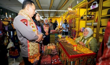 Kapolri-Bersama-Ketua-Umum-Bhayangkari-Tinjau-Bazar-Kreasi-Bhayangkari-Nusantara-2026