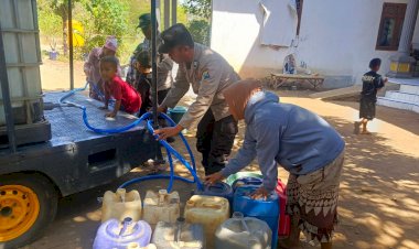 Polres-Pasuruan-Sulap-Mobil-Patroli-Jadi-Pengangkut-Air-Bersih-untuk-Warga-Terdampak-Kekeringan