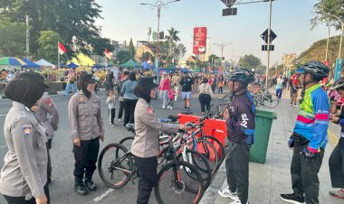 Polwan-Polresta-Sidoarjo-Hadirkan-Pengamanan-Humanis-di-CFD,-Wujudkan-Rasa-Aman-dan-Nyaman-bagi-Masyarakat