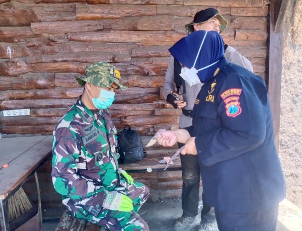 Polres Malang Libatkan Tim Dokkes, Menjaga Napas Para Penjinak Api Karhutla di Lereng Bromo