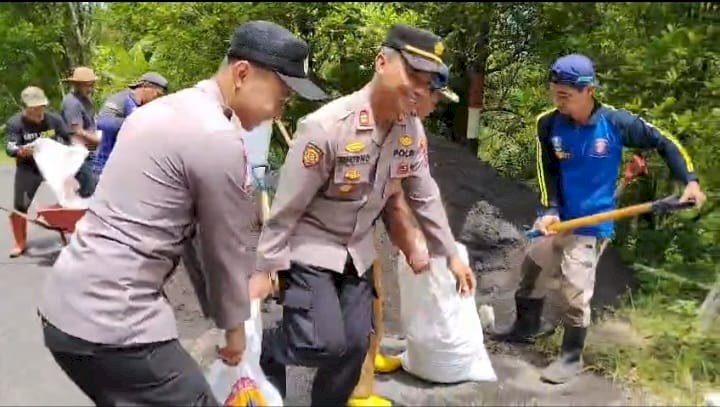 Gotong Royong Polres Lumajang dan Warga Pasang Ratusan Bronjong di Lokasi Longsor