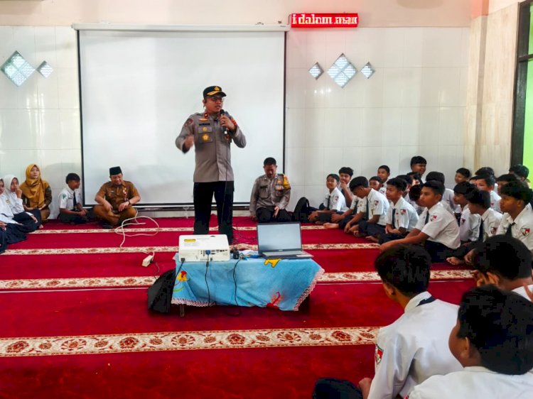 Cegah Bullying dan Love Scamming, Kapolsek Balongbendo Edukasi Bijak Bermedia Sosial ke Pelajar SMP