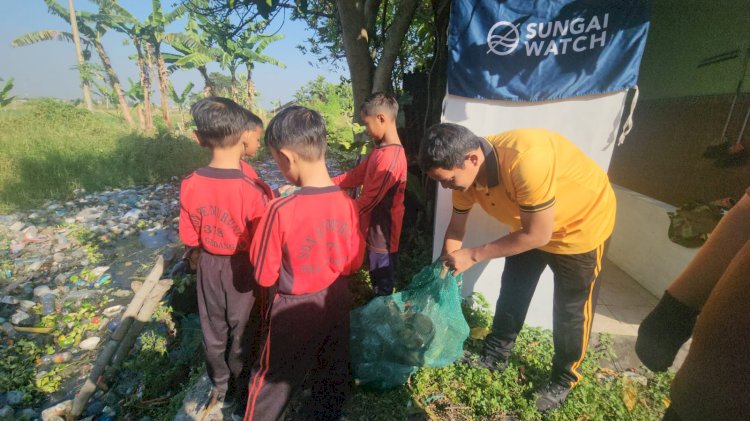 Kompak Peduli Lingkungan, Bersihkan Afvoer di Gedangan